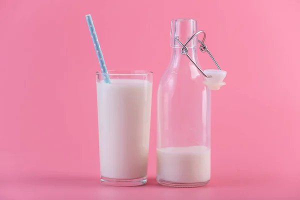 Botella Vidrio Leche Fresca Vaso Con Una Paja Sobre Fondo — Foto de Stock