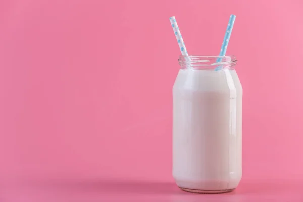 Скляна Пляшка Свіжого Молока Двома Соломинками Рожевому Фоні Барвистий Мінімалізм — стокове фото
