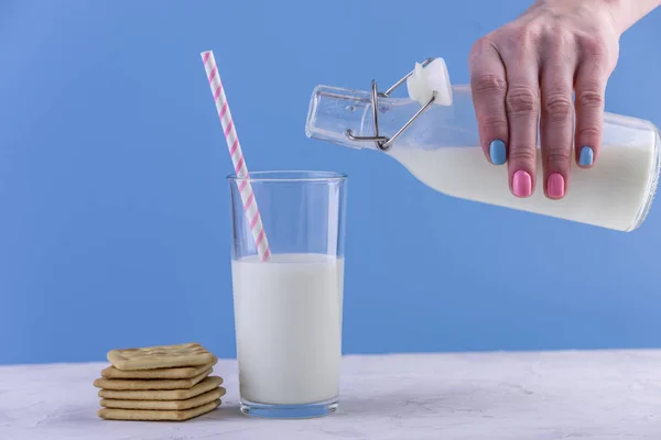 Hand Van Een Vrouw Giet Verse Melk Uit Een Fles — Stockfoto