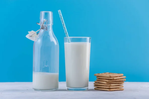 Bottiglia Vetro Latte Fresco Con Paglia Biscotti Fondo Blu Minimalismo — Foto Stock