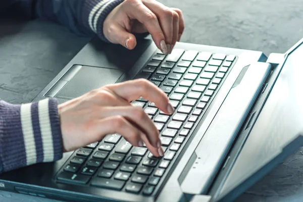 Хакер Программист Печатает Клавиатуре Ноутбука Взломать Систему Кража Персональных Данных — стоковое фото