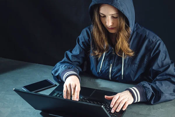 Dziewczyna Haker Używa Laptopa Hack System Kradzież Danych Osobowych Tworzenie — Zdjęcie stockowe