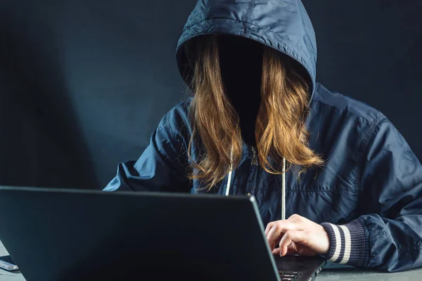 Dziewczyna Anonimowe Hacker Programista Używa Laptopa Hack System Kradzież Danych — Zdjęcie stockowe