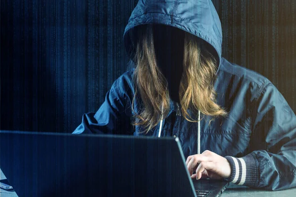 Anonymní Dívka Hacker Programátor Používá Notebook Proniknout Systému Krádeže Osobních — Stock fotografie