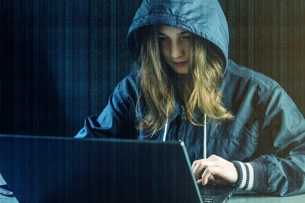 Peretas Wanita Menggunakan Laptop Untuk Meretas Sistem Mencuri Data Pribadi — Stok Foto