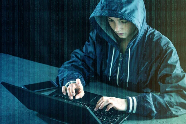 Hacker Tini Programozó Hack Rendszer Használ Egy Laptop Személyes Adatok — Stock Fotó