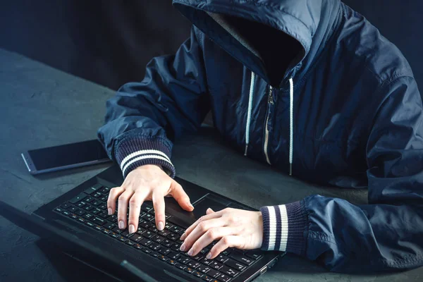 Anonyme Hacker Programmierer Verwenden Einen Laptop Das System Hacken Diebstahl — Stockfoto