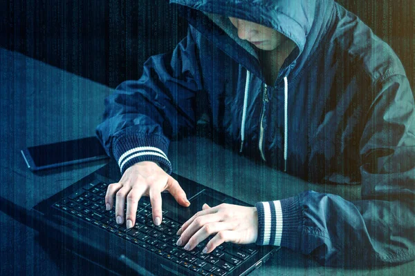 Hacker Teenager Programmierer Verwendet Einen Laptop Das System Hacken Diebstahl — Stockfoto