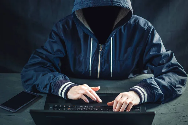 Programador Hackers Anônimo Usa Laptop Para Hackear Sistema Roubar Dados — Fotografia de Stock