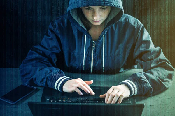 Pemrogram Remaja Hacker Menggunakan Laptop Untuk Meretas Sistem Mencuri Data — Stok Foto