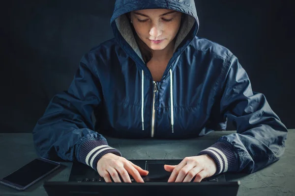 Haker Nastolatka Programista Używa Laptopa Hack System Kradzież Danych Osobowych — Zdjęcie stockowe
