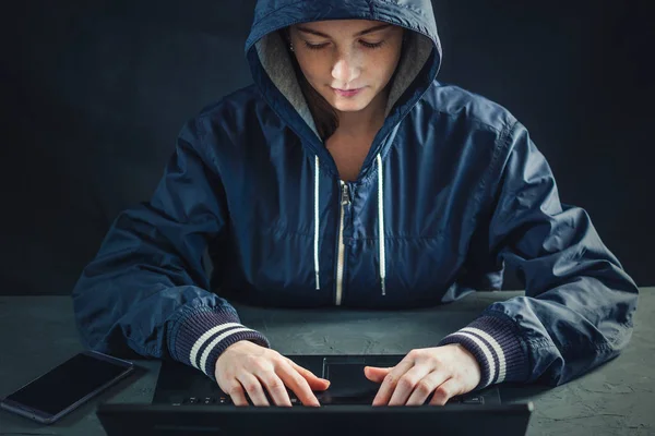 Hacker Teen Programcı Sistem Kesmek Için Bir Dizüstü Bilgisayar Kullanarak — Stok fotoğraf