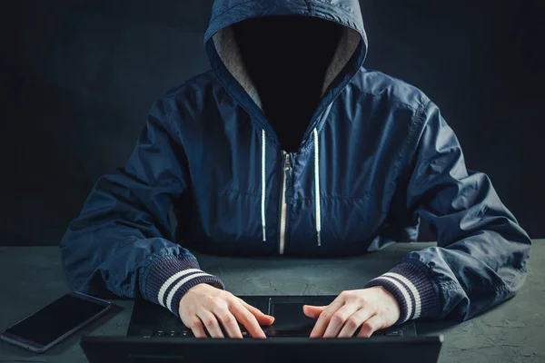 匿名黑客程序员使用笔记本电脑破解系统 窃取个人数据 恶意病毒的创建和感染 网络犯罪的概念与黑客电子设备 — 图库照片
