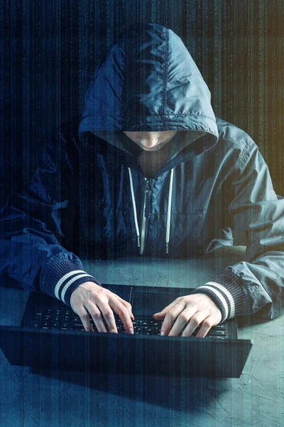 Hacker Tiener Programmeur Maakt Gebruik Van Een Laptop Hack Van — Stockfoto