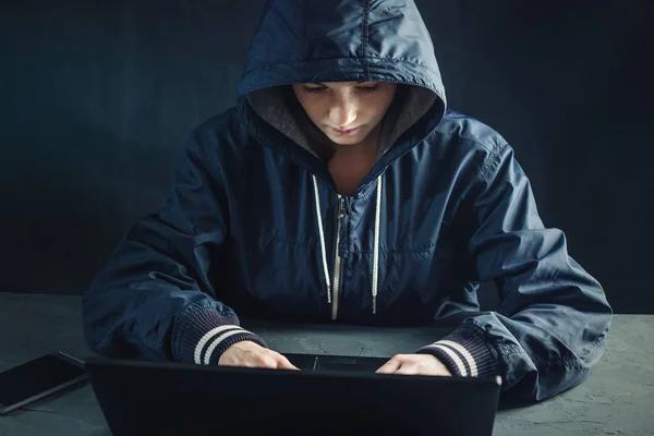 Pemrogram Remaja Hacker Menggunakan Laptop Untuk Meretas Sistem Mencuri Data — Stok Foto