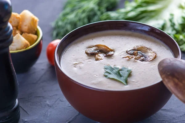 Sopa Crema Champiñones Plato Marrón Sobre Mesa Fondo Oscuro Plato —  Fotos de Stock