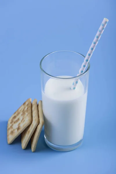 Склянка Свіжого Молока Соломою Печивом Синьому Фоні Барвистий Мінімалізм Концепція — стокове фото