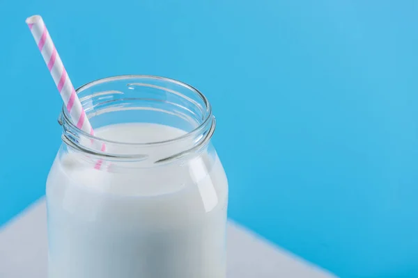 Bouteille Verre Lait Frais Avec Paille Sur Fond Bleu Minimalisme — Photo