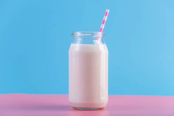 파스텔 배경에 짚으로 신선한 우유의 다채로운 미니입니다 칼슘과 제품의 — 스톡 사진
