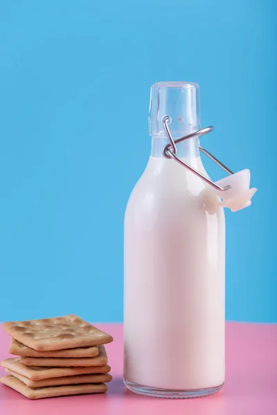 Botella Vidrio Leche Fresca Galletas Sobre Fondo Pastel Minimalismo Colorido — Foto de Stock