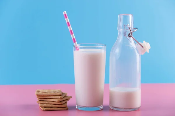 Skleněná Láhev Čerstvého Mléka Skla Slámou Pastelové Pozadí Barevný Minimalismus — Stock fotografie