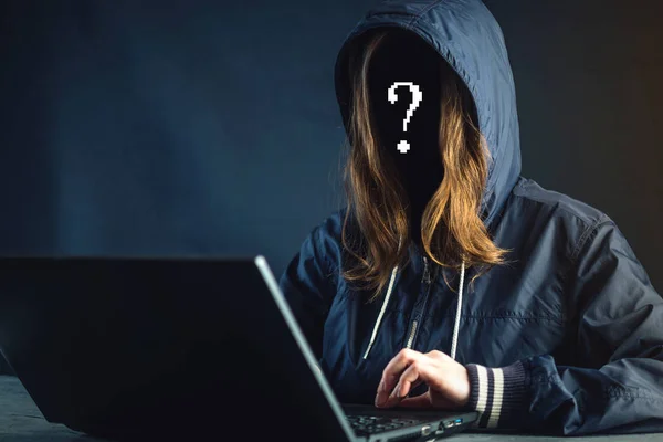 Programmer Hacker Gadis Anonim Menggunakan Laptop Untuk Meretas Sistem Mencuri — Stok Foto