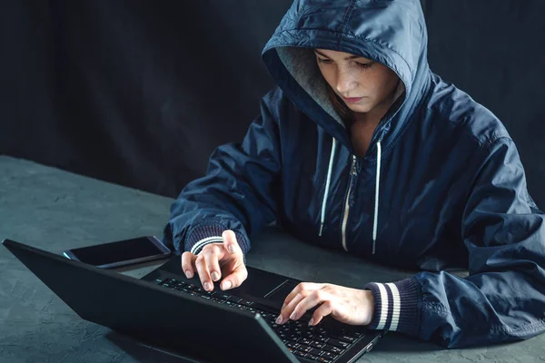 Programador Adolescente Hacker Usa Laptop Para Hackear Sistema Roubar Dados — Fotografia de Stock