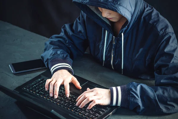 Pemrogram Remaja Hacker Menggunakan Laptop Untuk Meretas Sistem Mencuri Data — Stok Foto