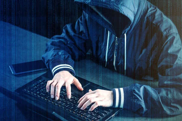 Anonim Hacker Programcı Sistem Kesmek Için Bir Dizüstü Bilgisayar Kullanarak — Stok fotoğraf
