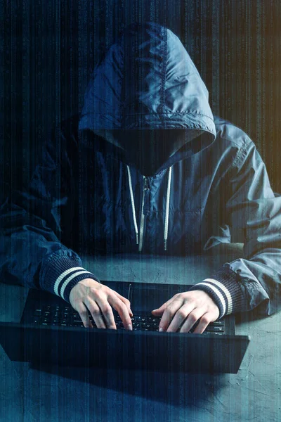 Anonieme Hacker Programmeur Maakt Gebruik Van Een Laptop Hack Van — Stockfoto