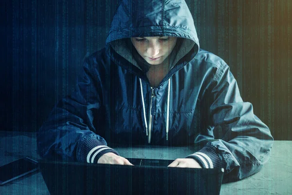 Programador Adolescente Hacker Usa Laptop Para Hackear Sistema Roubar Dados — Fotografia de Stock