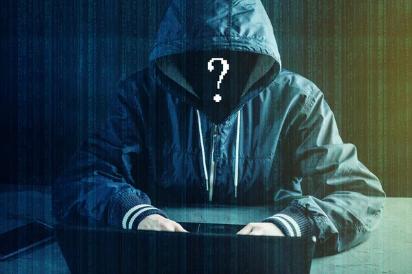 匿名黑客程序员使用笔记本电脑破解系统 窃取个人数据 恶意病毒的创建和感染 网络犯罪的概念与黑客电子设备 — 图库照片