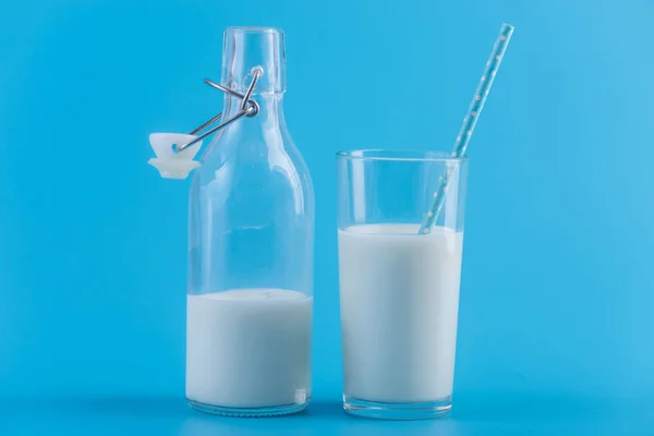 Glassflaske Med Fersk Melk Glass Med Sugerør Blå Bakgrunn Fargerik – stockfoto