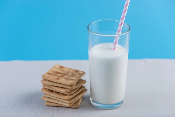 Vaso Leche Fresca Con Paja Galletas Sobre Fondo Azul Minimalismo — Foto de Stock