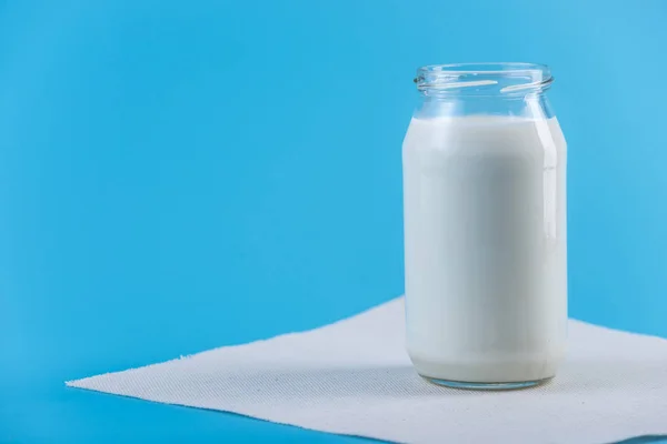 Glasflasche Mit Frischer Milch Auf Blauem Hintergrund Bunter Minimalismus Das — Stockfoto