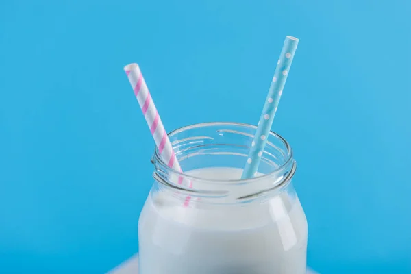 Bouteille Verre Lait Frais Avec Deux Pailles Sur Fond Bleu — Photo