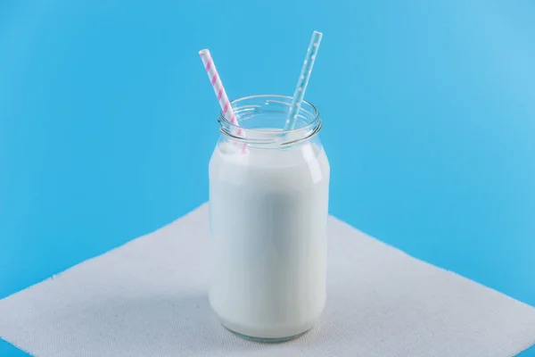 Bouteille Verre Lait Frais Avec Deux Pailles Sur Fond Bleu — Photo