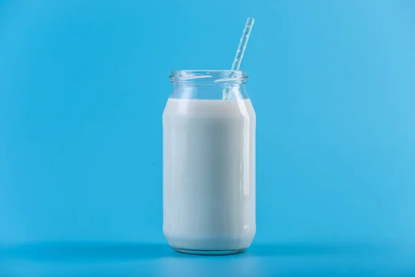 Botella Vidrio Leche Fresca Con Paja Sobre Fondo Azul Minimalismo — Foto de Stock