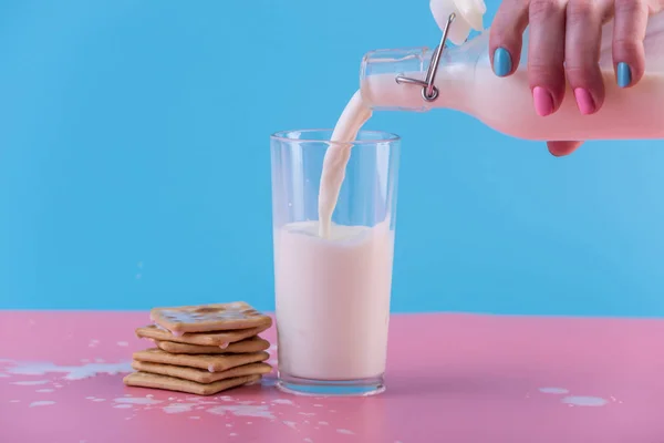 Main Une Femme Verse Lait Frais Une Bouteille Verre Dans — Photo