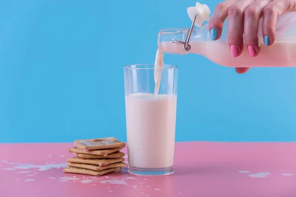 Mano Una Mujer Vierte Leche Fresca Una Botella Vidrio Vaso — Foto de Stock