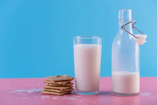 Glazen Fles Van Verse Melk Koekjes Pastel Achtergrond Kleurrijke Minimalisme — Stockfoto