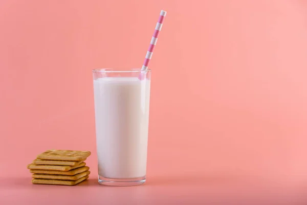 Een Glas Verse Melk Met Een Rietje Cookies Een Roze — Stockfoto