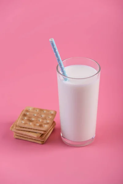 Vaso Leche Fresca Con Una Paja Galletas Sobre Fondo Rosado — Foto de Stock