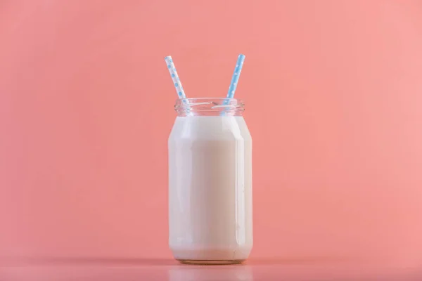 바탕에 신선한 우유의 다채로운 미니입니다 칼슘과 제품의 — 스톡 사진