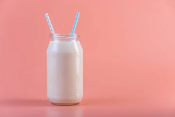 Botella Vidrio Leche Fresca Con Dos Pajitas Sobre Fondo Rosa — Foto de Stock