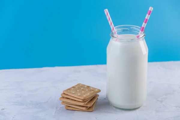 Bottiglia Vetro Latte Fresco Con Paglia Biscotti Fondo Blu Minimalismo — Foto Stock