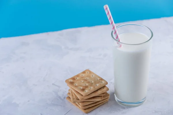 Bicchiere Latte Fresco Con Una Cannuccia Biscotti Fondo Blu Minimalismo — Foto Stock