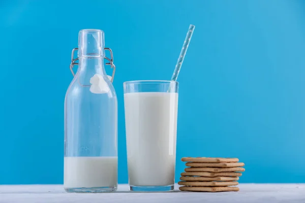 Skleněná Láhev Čerstvého Mléka Slámou Soubory Cookie Modrém Pozadí Barevný — Stock fotografie