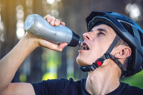 Ciclista Casco Bebiendo Agua Una Botella Mientras Monta Parque Entre — Foto de Stock