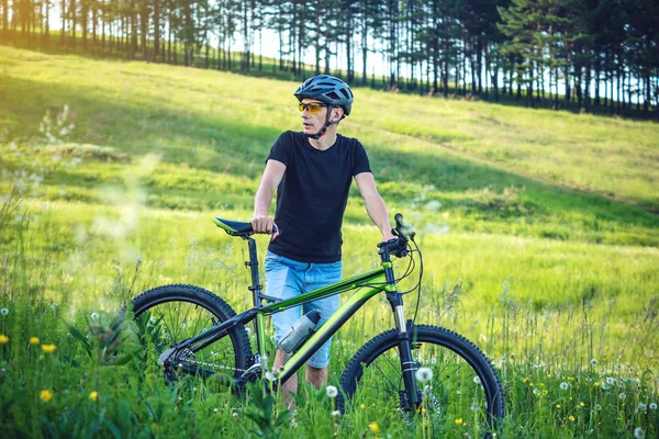 Cycliste Homme Dans Casque Cheval Sur Vélo Montagne Vert Dans — Photo